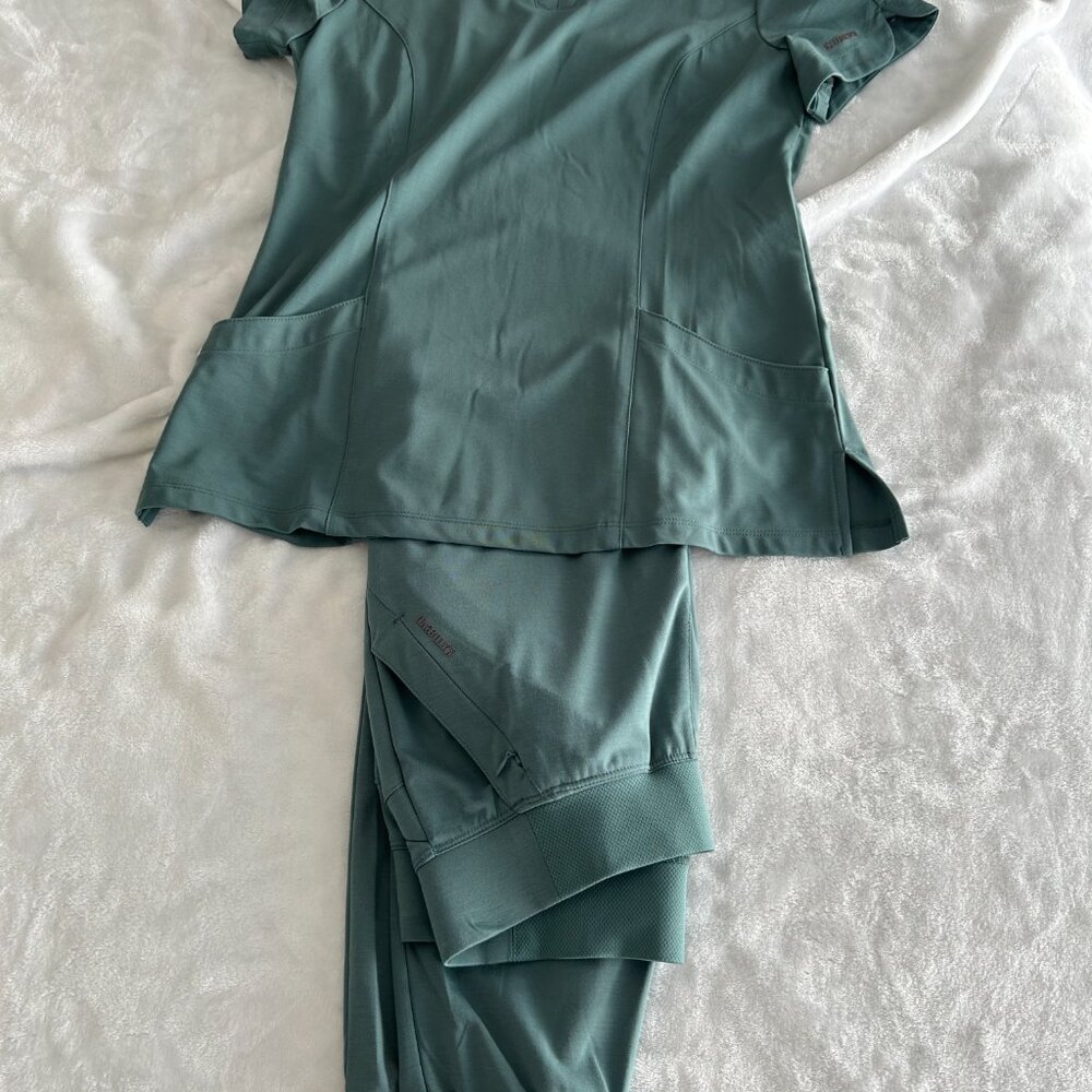 Focus by MAEVN Women's Scrubs set Size XS Green